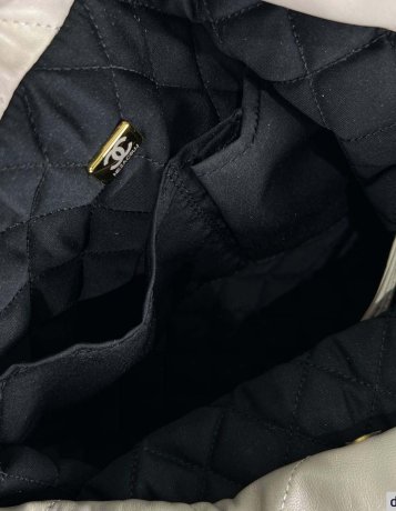 Chanel 22 Small Handbag