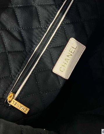 Chanel 22 Small Handbag