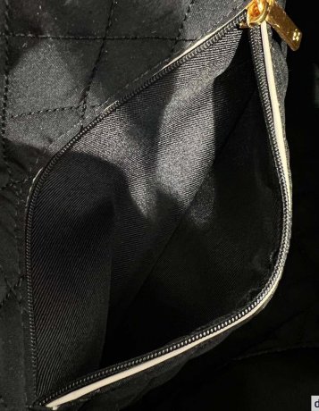 Chanel 22 Small Handbag