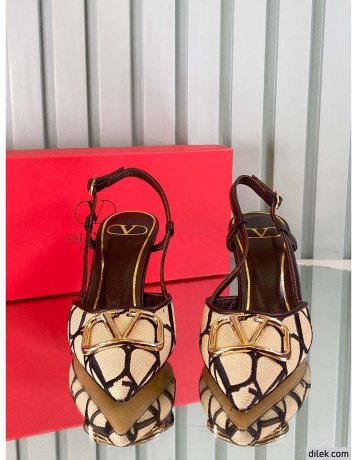 Valentino Garavani Vlogo Signature Slingback Pump